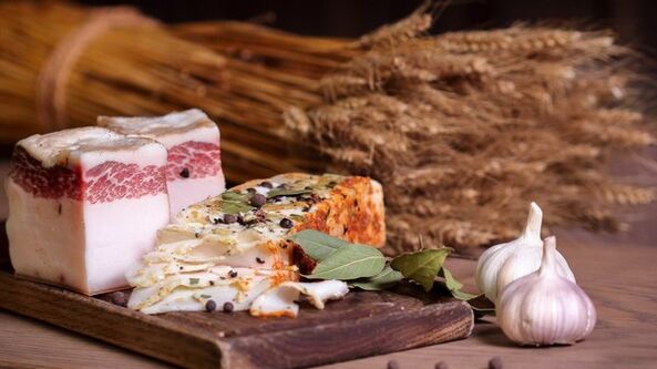 Lard and garlic ointment for warts