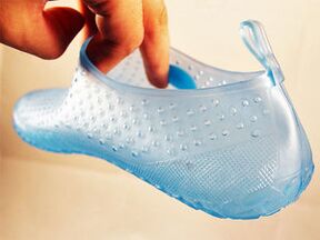 Custom shoes for public places to prevent the appearance of plantar warts
